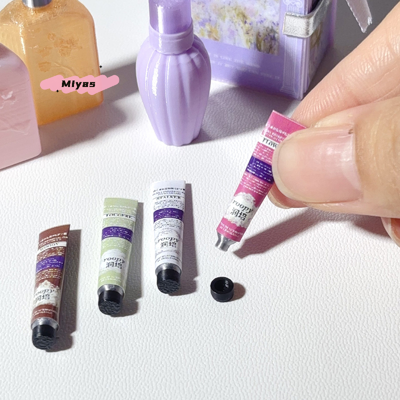 2Pcs Miniature Dollhouse Hand  - Makeup Beauty House 评论和价格